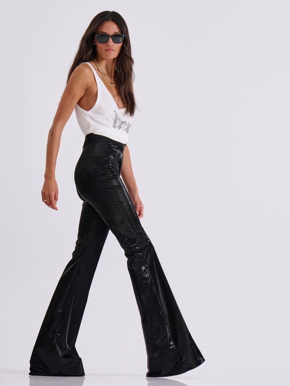 LIBELLOULA Μαύρο γυναικείο παντελόνι καμπάνα σε glossy δερματίνη RUBI